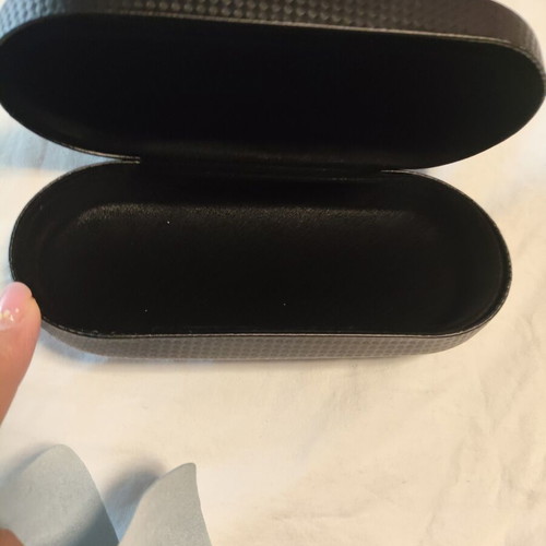 Eyeglass case and cleaning cloth like new, black