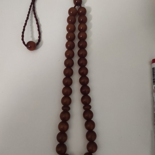 Mastic komboloi with honey-brown shades, 33 beads