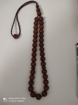 Mastic komboloi with honey-brown shades, 33 beads
