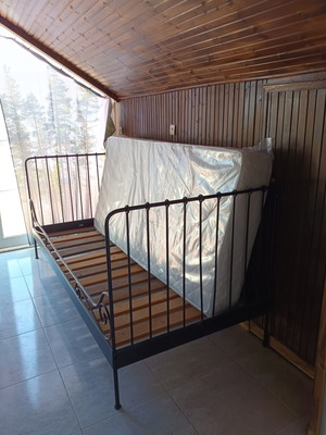Bed with mattress like new, including slats