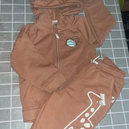 Orchestra tracksuit set like new, color rotten apple