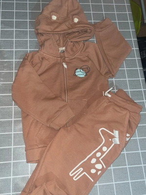 Orchestra tracksuit set like new, color rotten apple