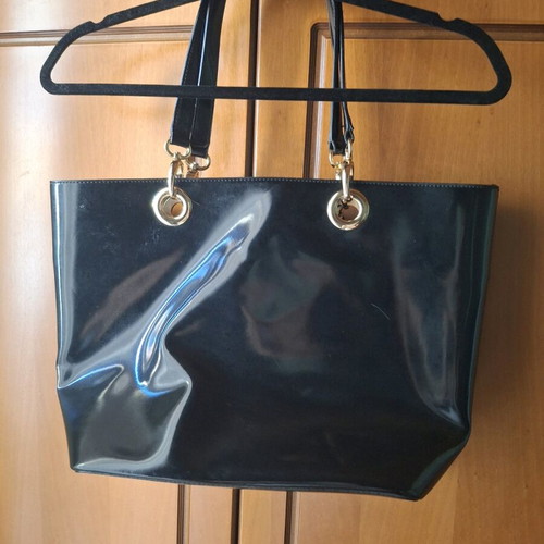 DKNY shoulder bag large black patent leather used with scarf in very good condition
