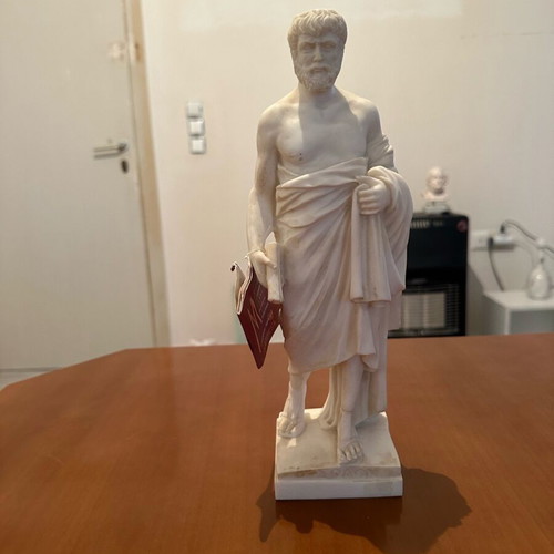Solon statuette like new