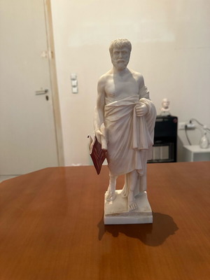 Solon statuette like new