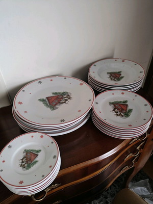 Christmas plates set like new, 24 pieces