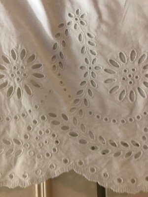 DKNY 8 white mini skirt 100% cotton with embroidery like new