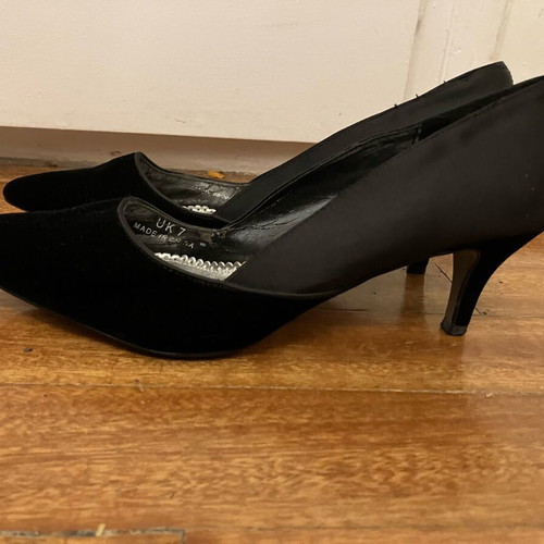 Marks & Spencer low heel pumps like new, size 40.5, black