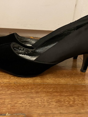 Marks & Spencer low heel pumps like new, size 40.5, black