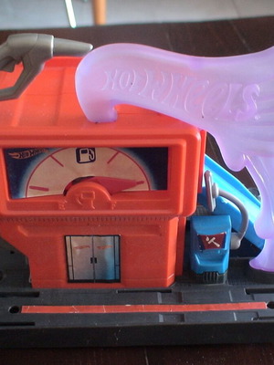 Hot Wheels City Downtown Super Fuel Stop playset, Mattel