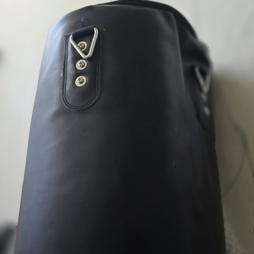 Boxing bag like new, 56kg, 1.5 meters height with chains