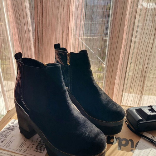 Beauty's Girl's black ankle boots like new, size 40