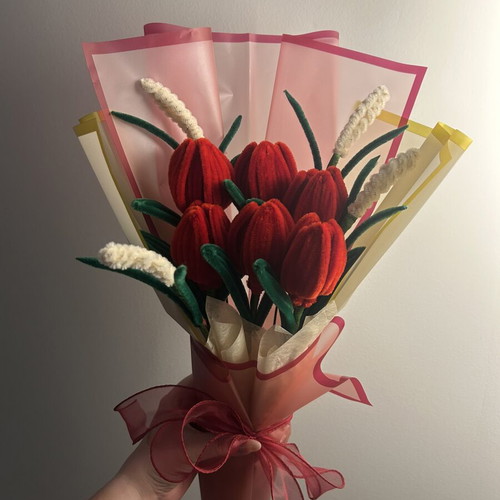 Handmade bouquet with 6 tulips and 4 lavenders like new