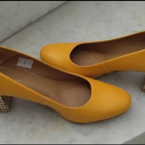Maciejka yellow leather pumps like new size 41 with block heel
