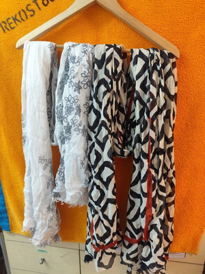 Women's scarves set of 2 like new, multicolor