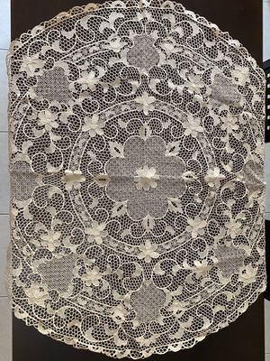 Large vintage handmade lace tablecloth Ø127 cm