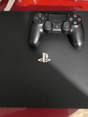PlayStation 4 Pro 1TB като нов с контролер и игра Farming Simulator 22
