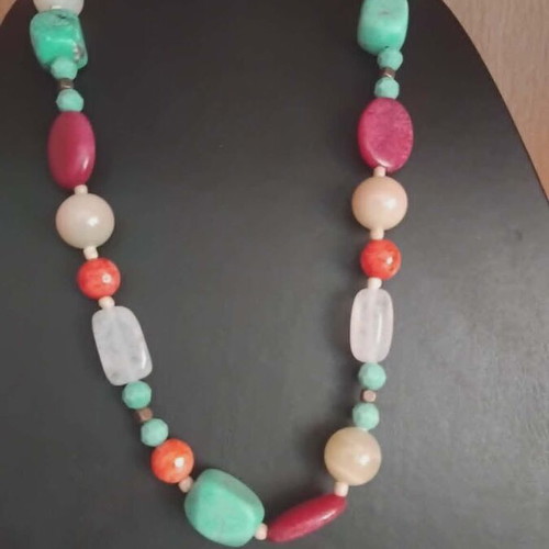 Necklace with stones like new, 27 cm length