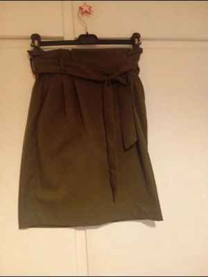 Φούστα μιντι H&M σαν καινούργιο, πράσινο χακί, νούμερο 38 με ζώνη