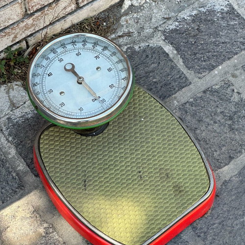 Vintage floor scale used with analog display, red/green
