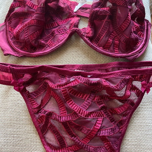 Wonderbra set burgundy lace with string unused and new
