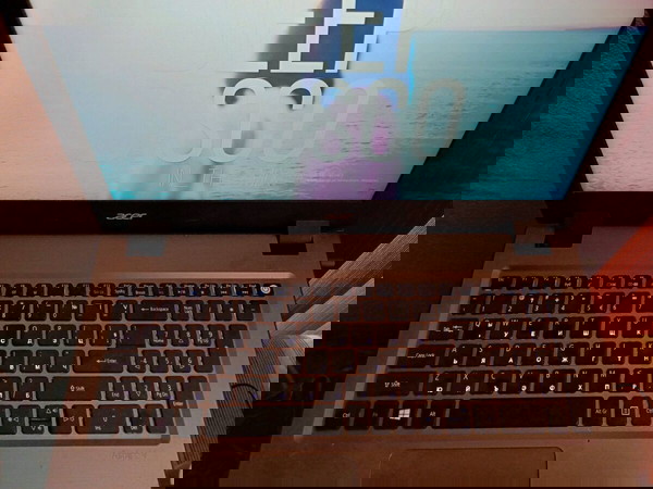 Продавам лаптоп Acer.