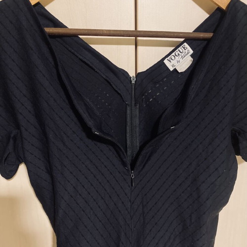Vogue black elastic blouse with V-neck and zipper