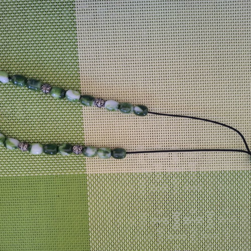 Komboloi with 22 beads like new, emerald green and white marble effect