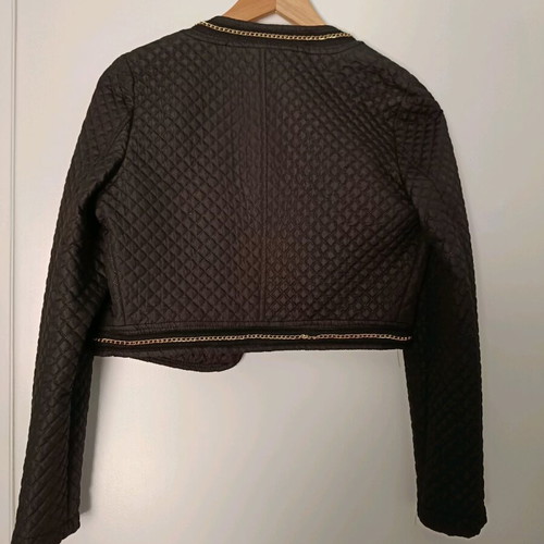 Short quilted jacket Online size small like new, black with gold chain
