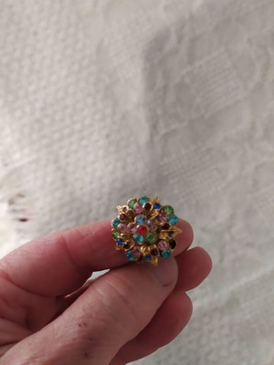 Ring like new with multicolored stones and adjustable size