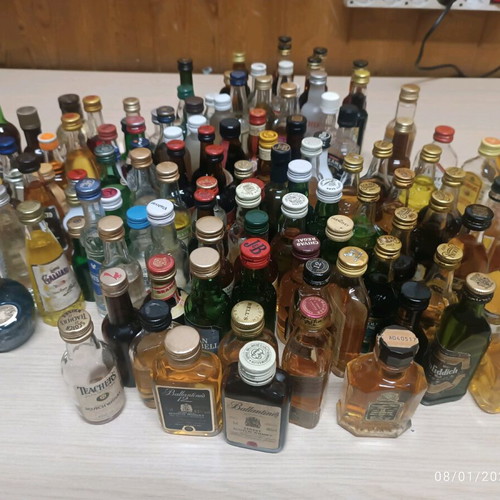 Miniature bottles of drinks like new, pack of 105 pieces