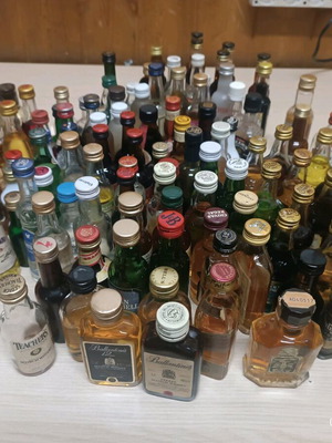 Miniature bottles of drinks like new, pack of 105 pieces