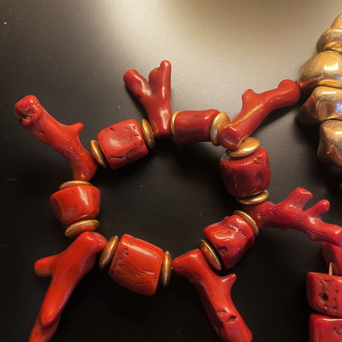 Set of 3 elastic bracelets with carved stones, red and gold