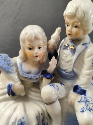 Vintage Porcelain Figurine Romantic Couple Delft Style used