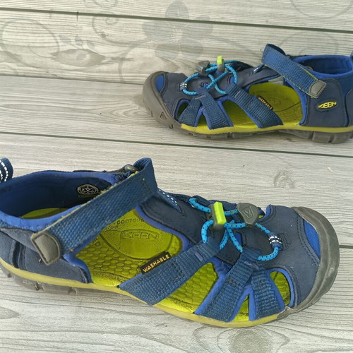 Keen sandals size 34, blue and green