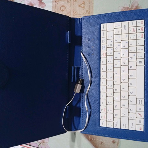 Tablet case 10" with keyboard like new, blue and pink