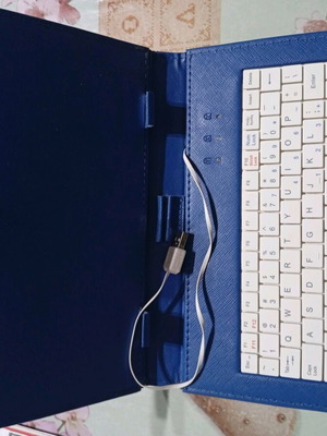 Tablet case 10" with keyboard like new, blue and pink