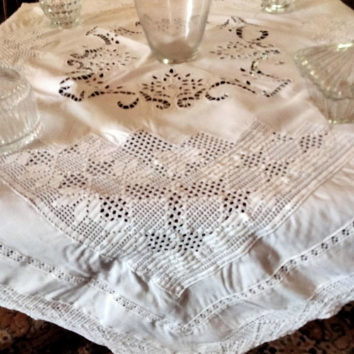 Handmade tablecloth with knitted corners and cut lace 110x110 new