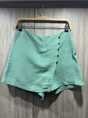 Zara green shorts skirt like new, size medium