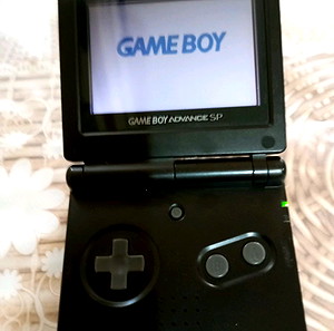 GAME BOY ADVANCE SP κομπλέ με φορτιστή και κασέτα σε πολύ καλή λειτουργική κατάσταση.