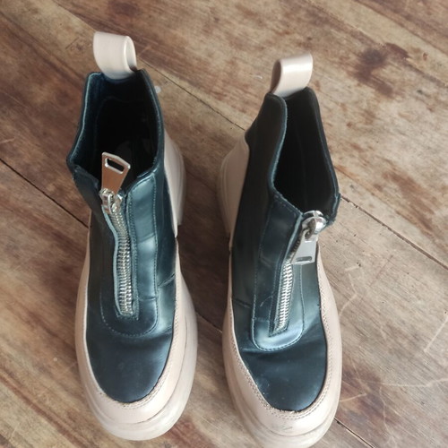 Low ankle boots with zipper, black and beige