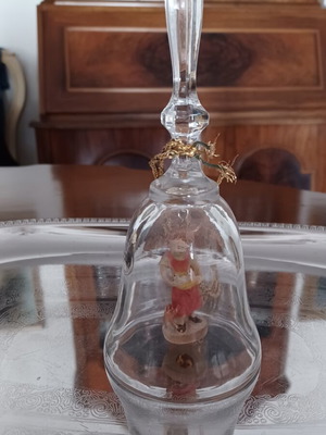 Κρυστάλλινη καμπάνα με χειροποίητη ξυλόγλυπτη φιγούρα, studio DOLFI