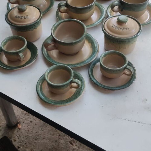 Clay tea and coffee set like new, 4 tea cups, 4 coffee cups, sugar and coffee containers, jug