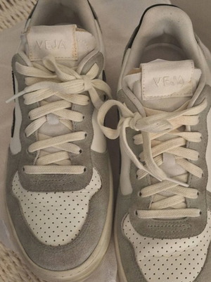 Veja V10 low women's sneakers, size 39, white black clay