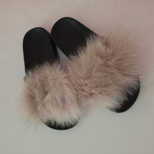 Women's slippers with fur like new, black base and pink/nude fur