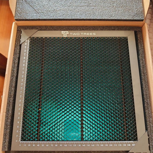 TwoTrees Honeycomb laser cutting and engraving worktable 250×250 mm like new