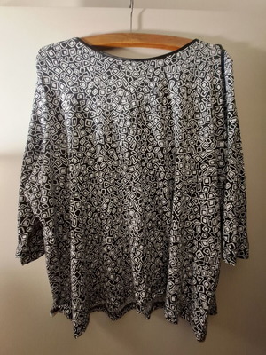 T-shirt like new, black and white pattern, size 50