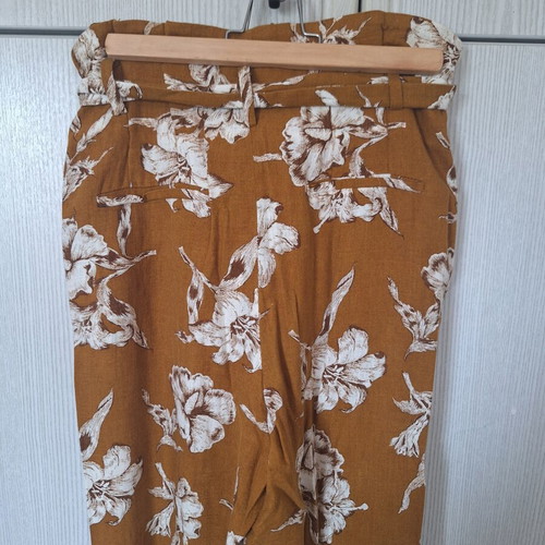 Zara pants size M with matching belt like new, brown