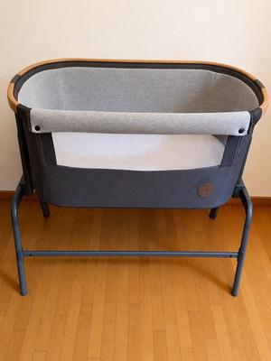 Maxi Cosi Next To Me Baby Bedside Crib like new, grey with wooden details