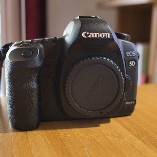 Canon EOS 5D Mark II camera like new with battery grip and extra batteries